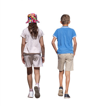 Deux enfants vus de dos marchant c&ocirc;te &agrave; c&ocirc;te, jeune fille en tenue blanche avec chapeau color&eacute; et baskets, gar&ccedil;on en polo bleu et short beige, mains dans les poches, photo d&eacute;tour&eacute;e