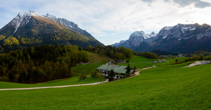 Der Zauberwald am Hintersee macht seinem Namen alle Ehre, denn hier gibt es moosbedeckte Felsen, einen t&uuml;rkisgr&uuml;nen Bergsee und schattige Wege.