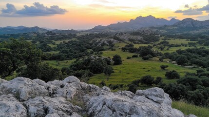 Obraz premium Scenic landscape view of mountains and valley at sunset