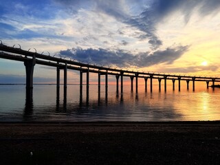 Obraz premium impressive huge bridge in the sunset sea horizon, fantastic sea horizon