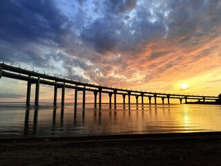 Obraz premium impressive huge bridge in the sunset sea horizon, fantastic sea horizon