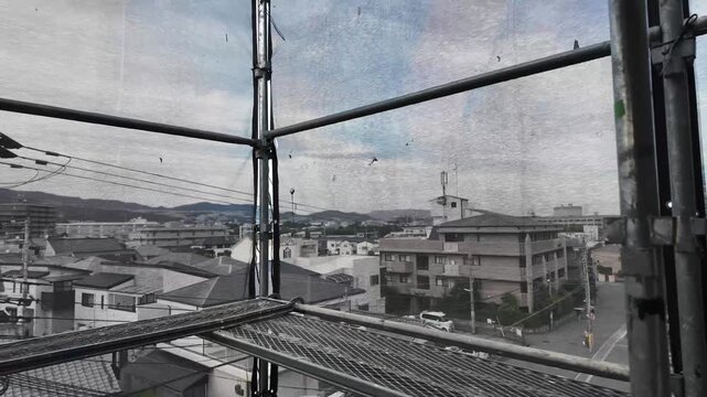 建物メンテナンス中の外壁タイルと鉄骨足場の背景