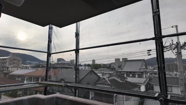 建物メンテナンス中の外壁タイルと鉄骨足場の背景