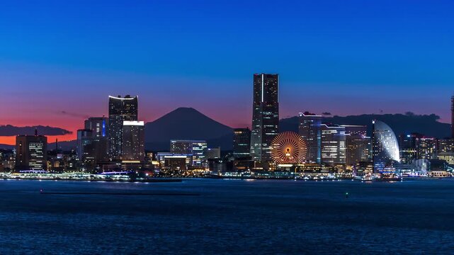 横浜ベイブリッジからマジックアワーの富士山とみなとみらいの夜景パノラマ&rArr;右方向スライド