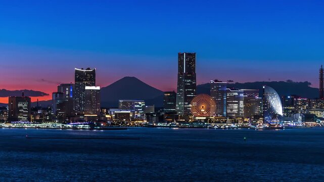 横浜ベイブリッジからマジックアワーの富士山とみなとみらいの夜景パノラマ&larr;左方向スライド