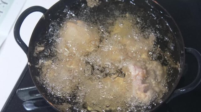 鶏のから揚げを揚げる様子