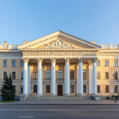 Obraz premium Grand Neoclassical Building with Columns at Sunset.