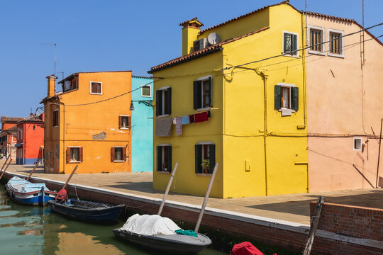 the colorful houses of the island of Burano