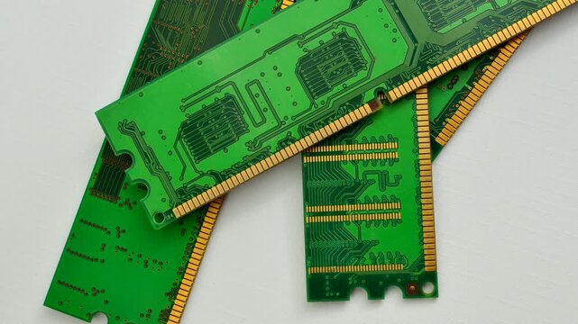 Fascinating detail of computer RAM, with shiny chips ready to accelerate performance. Impressive close-up of RAM memory, revealing its intricate architecture and computing power.