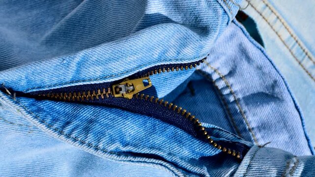 Close-up of a jeans zipper, revealing refined details and the quality of craftsmanship. Detalhe do z&iacute;per de cal&ccedil;a jeans, capturando a ess&ecirc;ncia da moda casual e urbana.