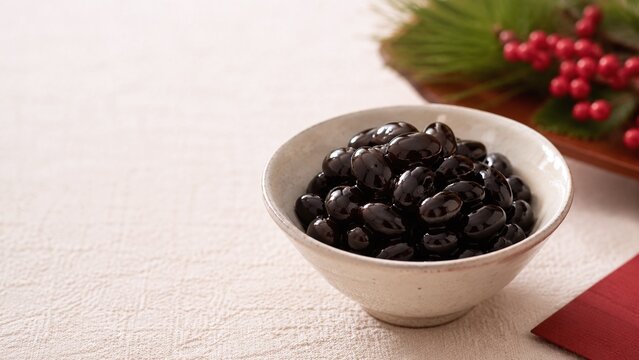 つややかに炊かれた黒豆の小鉢 お正月のおせち料理