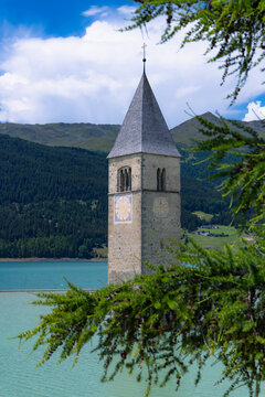 Kirchturm bei Graun im Vinschgau am Reschensee