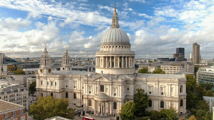 Fototapeta premium St. Paul's cathedral dome dominating london cityscape