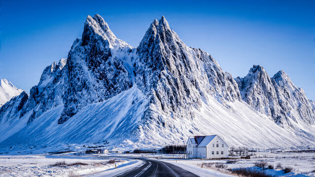 Route et maison dans la vall&eacute;e a bas de la montagne