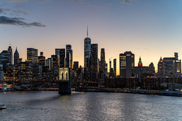 Obraz premium Sunset Skyline view of Lower Manhattan from an aerial view towards the Brooklyn Bridge and Financial District of New York City.