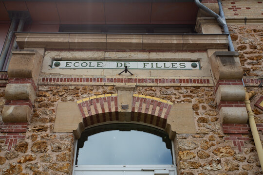 Fa&ccedil;ade d'&eacute;cole ancienne primaire pour filles