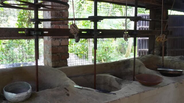 Traditional muri mill roasting puffed rice