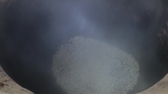 Traditional puffed rice making process