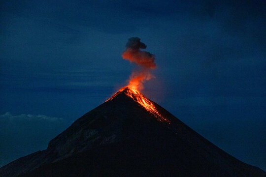 Night eruption of Volc&aacute;n de Fuego with ash plume