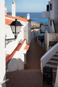 Ruelles du village blanc de Binibeca Vell &agrave; Minorque, en Espagne. Maisons traditionnelles blanchies &agrave; la chaux, passages &eacute;troits et architecture m&eacute;diterran&eacute;enne typique.