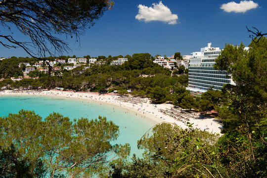 Plages et criques de la c&ocirc;te de Minorque, pr&egrave;s du village de Binibeca Vell, en Espagne. Eaux turquoise, falaises calcaires et paysages m&eacute;diterran&eacute;ens sous une lumi&egrave;re naturelle.