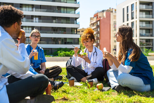Medical students and doctors enjoying healthy lunch outdoors