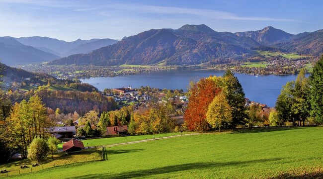 Panorama of the village and lake with the monastery castle in autumn, Tegernsee, Tegernsee, Tegernsee valley, Mangfall mountains, Bavarian Alps, Upper Bavaria, Bavaria, Germany