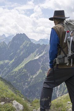 Man, 60-70 (model release available) on the Laufbacher-Eckweg with mountain panorama to H&ouml;fats, 2259m, Allg&auml;u Alps, Allg&auml;u, Bavaria, Germany