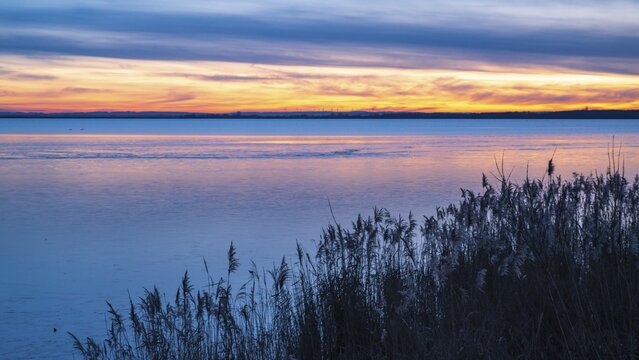 Winter atmosphere on the shore of Lake D&uuml;mmer, sunset, ice rink, silence, Lembruch, Lower Saxony, Germany