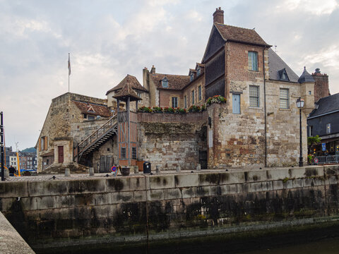 Puerto pintoresco de Honfleur con la fortaleza medieval de La Lieutenance en primer plano, Normand&iacute;a Francia, viajando en verano de 2022