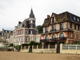 Construciones típicas de lujo en la Playa de Trouville-sur-Mer, con entramados de madera en la fachada y tejados puntiagudos, en la normandía francesa, verano 2022 © acaballero67