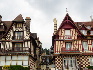 Vista de las casas de lujo en Playa de Trouville-sur-Mer, construcciones típicas de la Normandía Francesa con fachadas de entramados de madera y techos puntiagudos, viajando en verano de 2022 © acaballero67