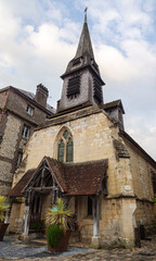 Obraz premium Iglesia de Saint-Étienne, ubicada en la pintoresca ciudad portuaria de Honfleur considerada el edificio religioso más antiguo de la ciudad, Normandía 2022