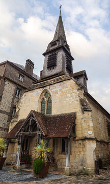 Iglesia de Saint-&Eacute;tienne, ubicada en la pintoresca ciudad portuaria de Honfleur considerada el edificio religioso m&aacute;s antiguo de la ciudad, Normand&iacute;a 2022
