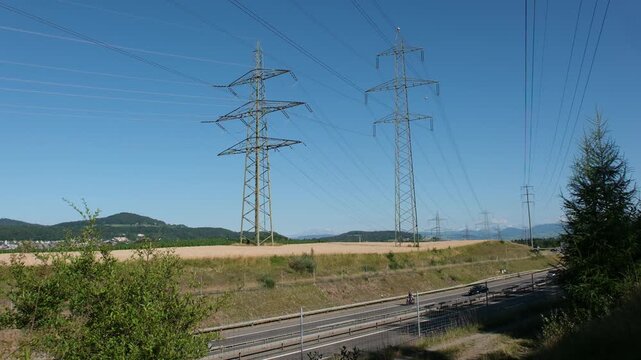 Strommasten, Autobahnen und Elektromobilit&auml;t, Verkehrsinfrastruktur f&uuml;r Mobilit&auml;t der Zukunft Energienetz f&uuml;r Elektroautos