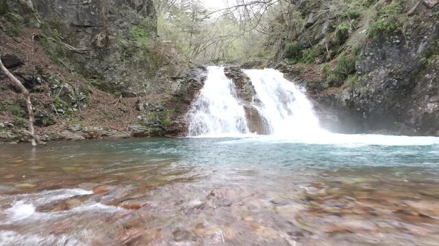 山の中の滝