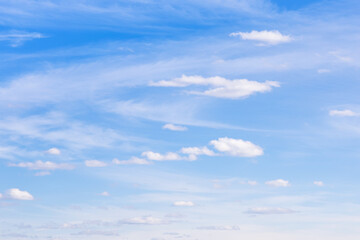 Obraz premium cirrus and small cumulus clouds in blue sky