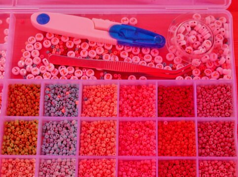 Perlen und Buchstaben zum Kettenbasteln