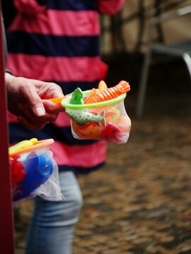 Fische angeln in Plastiktonne - Kinderfest