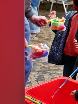 Fische angeln in Plastiktonne - Kinderfest