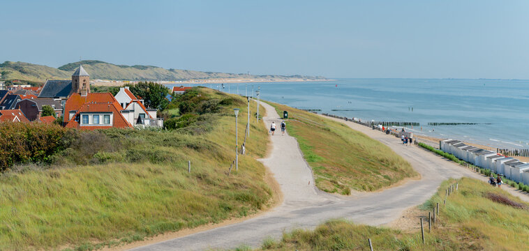 Zoutelande an der zeel&auml;ndischen K&uuml;ste &ndash; malerisches K&uuml;stendorf mit hohen D&uuml;nen und langen Strand 