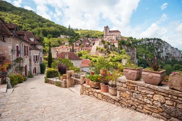Fototapeten Pony Vieille rue pavée menant au vieux village de Saint-Cirq-Lapopie, en Occitanie, France  © Willy Mobilo