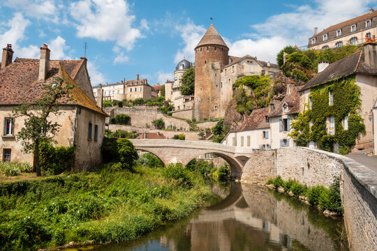 La cit&eacute; m&eacute;di&eacute;vale de Semur-en-Auxois par une journ&eacute;e ensoleill&eacute;e en Bourgogne - France
