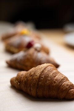 Macro de croissant artesanal con crema, dulce de leche, frambuesa y az&uacute;car glass en enfoque selectivo