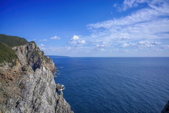 青い海と切り立った断崖絶壁が織りなす絶景 日本の美しい海岸線