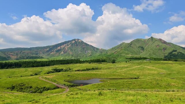 阿蘇の夜峰山から見える烏帽子岳　あか牛