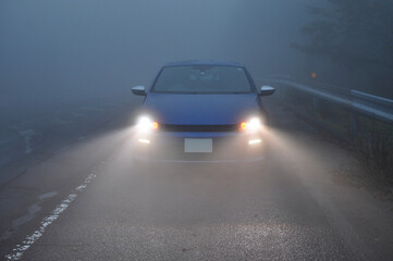霧を照らすヘッドライトの光 © 兼佑 山本