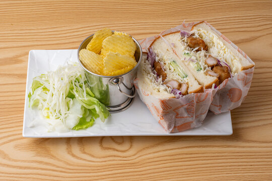 Sandwich pain de mie Poulet karaage accompagn&eacute; de chips