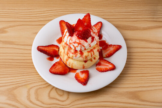 Dessert aux pancakes et aux fraises