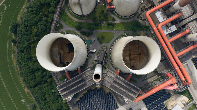 Aerial view of the RWE Power AG Kraftwerk Neurath power plant with large cooling towers and industrial piping, Grevenbroich, Nordrhein-Westfalen, Germany.